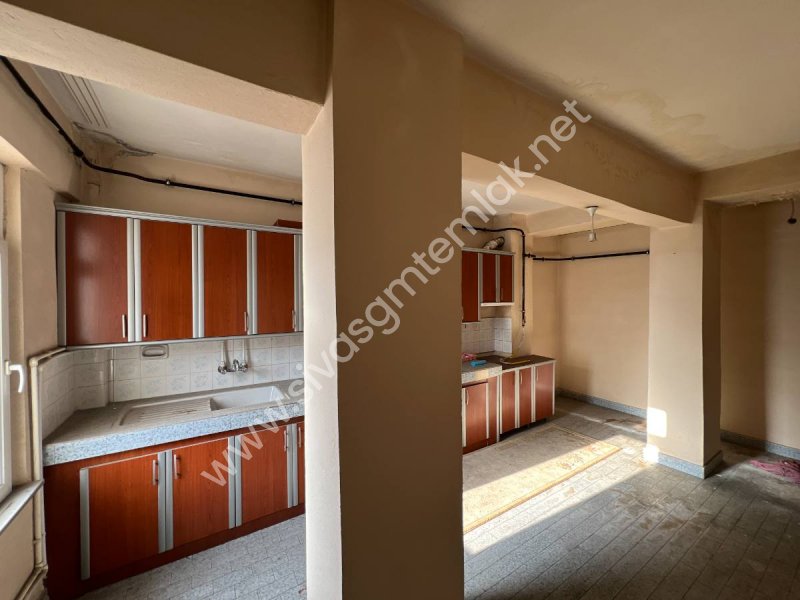 SİVAS GMT EMLAK'TAN ŞEHİR MERKEZİ FIRSAT KELEPİR UYGUN 2+1 DAİRE