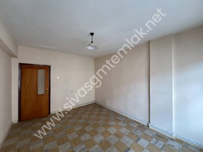 SİVAS GMT EMLAK'TAN ŞEHİR MERKEZİ FIRSAT KELEPİR UYGUN 2+1 DAİRE