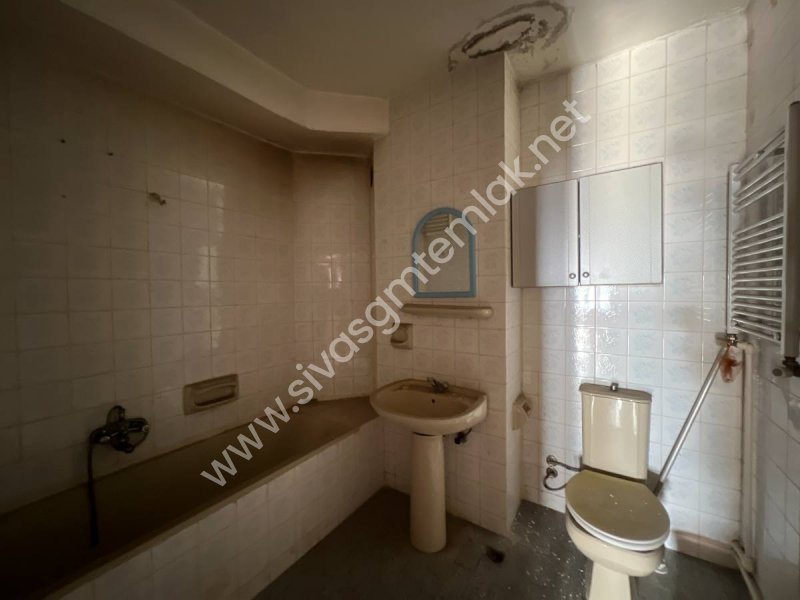 SİVAS GMT EMLAK'TAN ŞEHİR MERKEZİ FIRSAT KELEPİR UYGUN 2+1 DAİRE