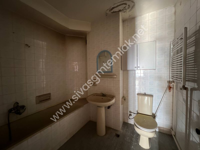 SİVAS GMT EMLAK'TAN ŞEHİR MERKEZİ FIRSAT KELEPİR UYGUN 2+1 DAİRE