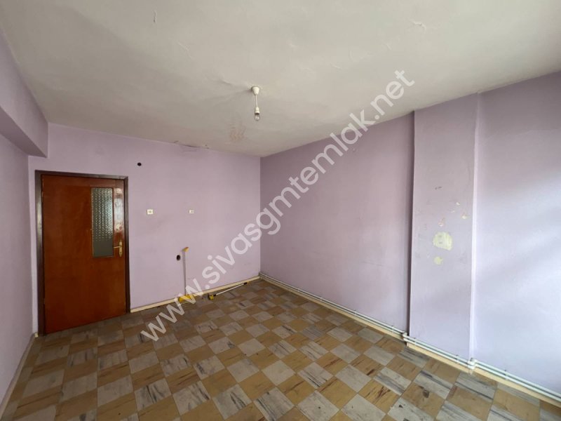 SİVAS GMT EMLAK'TAN ŞEHİR MERKEZİ FIRSAT KELEPİR UYGUN 2+1 DAİRE