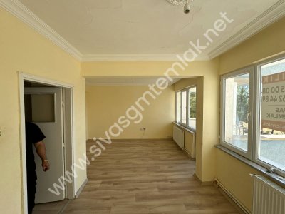 SİVAS GMT EMLAK'TAN DİVRİĞİ SELAVATTEPE SATILIK ARAKAT 3+1 DAİRE