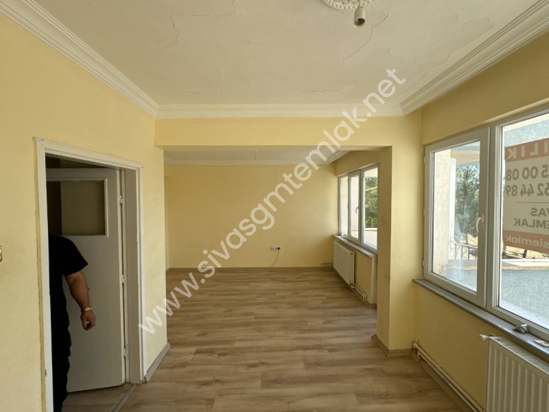 SİVAS GMT EMLAK'TAN DİVRİĞİ SELAVATTEPE SATILIK ARAKAT 3+1 DAİRE