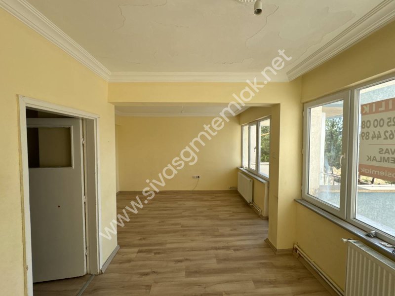 SİVAS GMT EMLAK'TAN DİVRİĞİ SELAVATTEPE SATILIK ARAKAT 3+1 DAİRE
