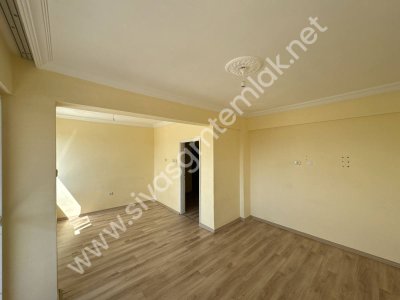 SİVAS GMT EMLAK'TAN DİVRİĞİ SELAVATTEPE SATILIK ARAKAT 3+1 DAİRE