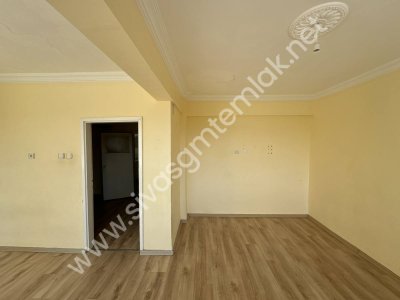 SİVAS GMT EMLAK'TAN DİVRİĞİ SELAVATTEPE SATILIK ARAKAT 3+1 DAİRE
