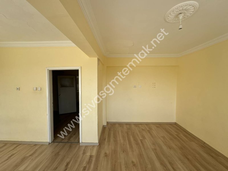 SİVAS GMT EMLAK'TAN DİVRİĞİ SELAVATTEPE SATILIK ARAKAT 3+1 DAİRE