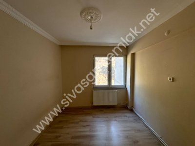 SİVAS GMT EMLAK'TAN DİVRİĞİ SELAVATTEPE SATILIK ARAKAT 3+1 DAİRE