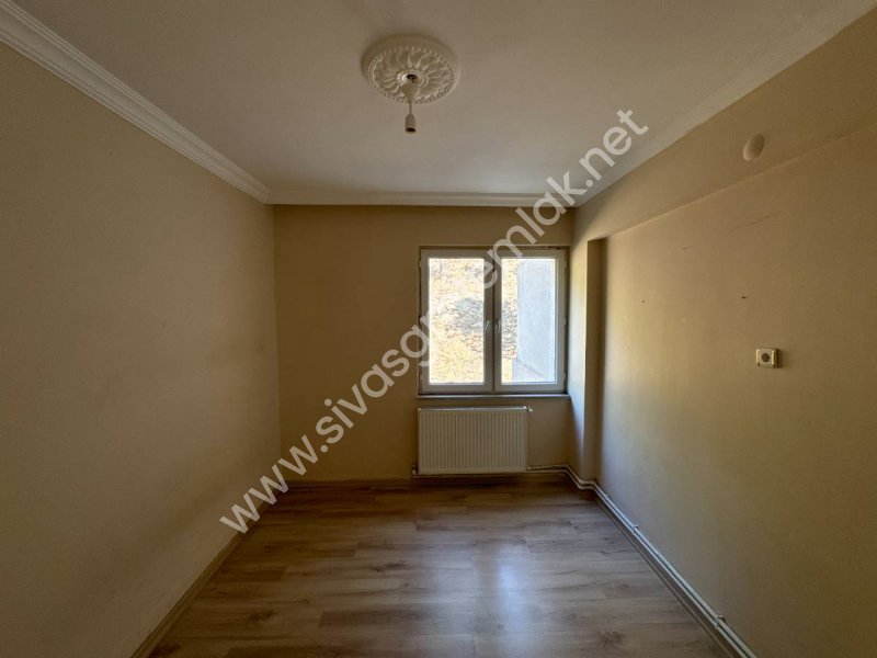 SİVAS GMT EMLAK'TAN DİVRİĞİ SELAVATTEPE SATILIK ARAKAT 3+1 DAİRE