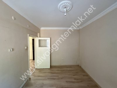 SİVAS GMT EMLAK'TAN DİVRİĞİ SELAVATTEPE SATILIK ARAKAT 3+1 DAİRE