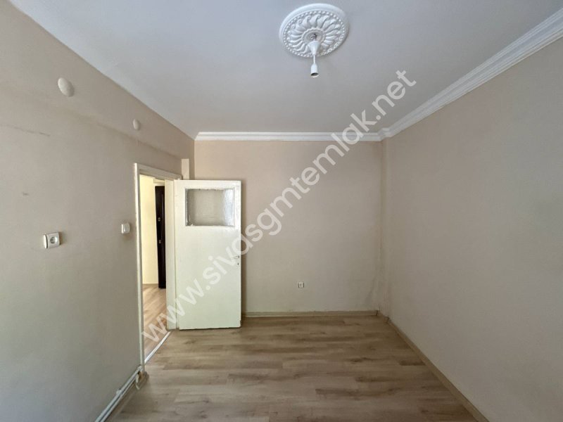 SİVAS GMT EMLAK'TAN DİVRİĞİ SELAVATTEPE SATILIK ARAKAT 3+1 DAİRE