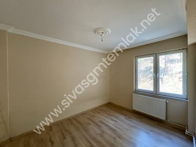 SİVAS GMT EMLAK'TAN DİVRİĞİ SELAVATTEPE SATILIK ARAKAT 3+1 DAİRE