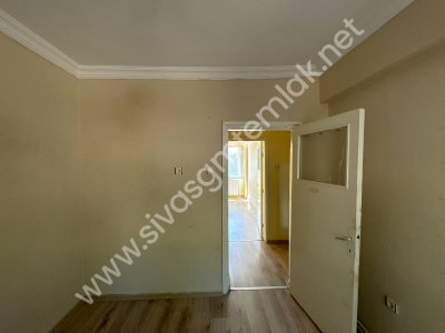 SİVAS GMT EMLAK'TAN DİVRİĞİ SELAVATTEPE SATILIK ARAKAT 3+1 DAİRE