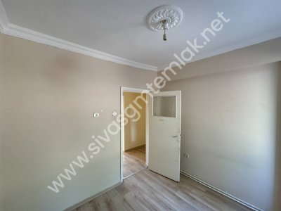 SİVAS GMT EMLAK'TAN DİVRİĞİ SELAVATTEPE SATILIK ARAKAT 3+1 DAİRE