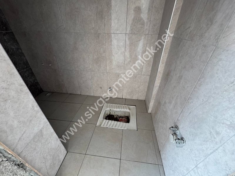 SİVAS GMT EMLAK 4.EYLÜL SAN.SİT KİRALIK SIFIR UYGUN 300M2 DÜKKAN