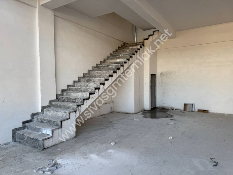 SİVAS GMT EMLAK 4.EYLÜL SAN.SİT KİRALIK SIFIR UYGUN 300M2 DÜKKAN