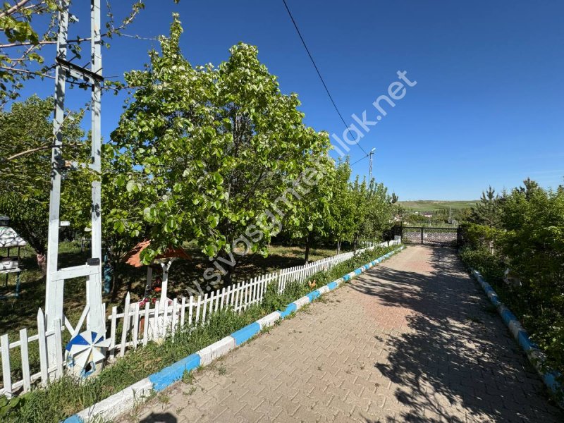 SİVAS GMT EMLAK'TAN ÇAYBOYUNDA SATLIK 1000M2 HAZIR BAHÇELİ VİLLA