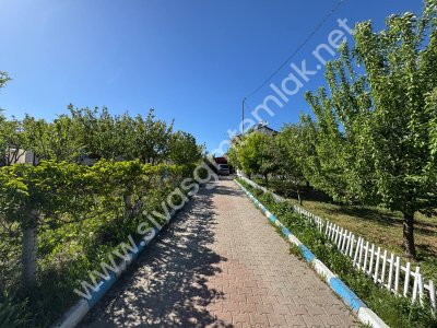 SİVAS GMT EMLAK'TAN ÇAYBOYUNDA SATLIK 1000M2 HAZIR BAHÇELİ VİLLA