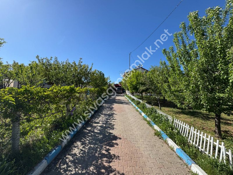 SİVAS GMT EMLAK'TAN ÇAYBOYUNDA SATLIK 1000M2 HAZIR BAHÇELİ VİLLA