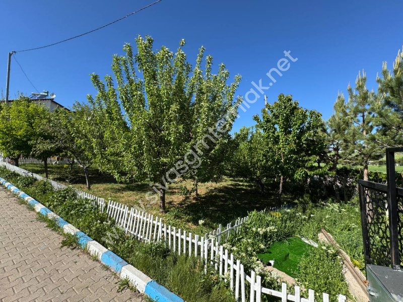 SİVAS GMT EMLAK'TAN ÇAYBOYUNDA SATLIK 1000M2 HAZIR BAHÇELİ VİLLA