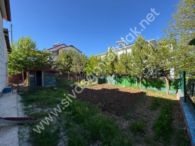 SİVAS GMT EMLAK'TAN ÇAYBOYUNDA SATLIK 1000M2 HAZIR BAHÇELİ VİLLA