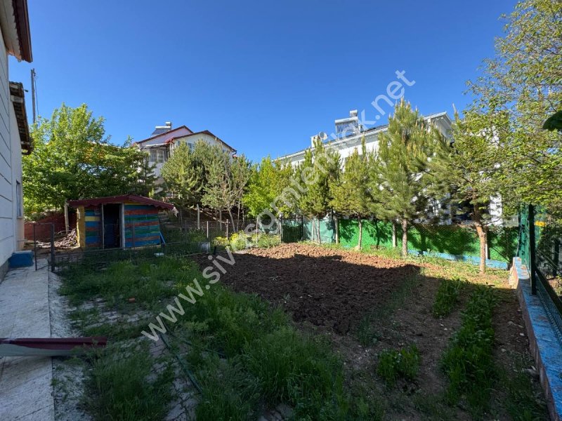SİVAS GMT EMLAK'TAN ÇAYBOYUNDA SATLIK 1000M2 HAZIR BAHÇELİ VİLLA