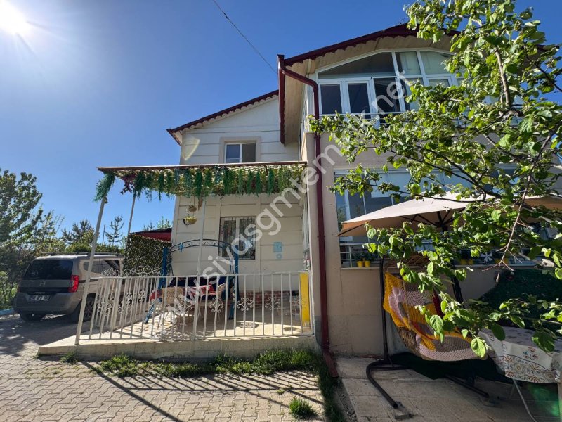 SİVAS GMT EMLAK'TAN ÇAYBOYUNDA SATLIK 1000M2 HAZIR BAHÇELİ VİLLA