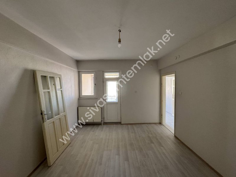 SİVAS GMT EMLAK'TAN ASYAKENTSİTESİ SATILIK 7.KAT 3+1 UYGUN DAİRE