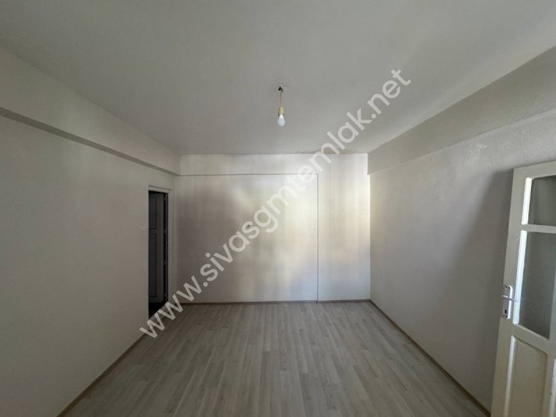 SİVAS GMT EMLAK'TAN ASYAKENTSİTESİ SATILIK 7.KAT 3+1 UYGUN DAİRE