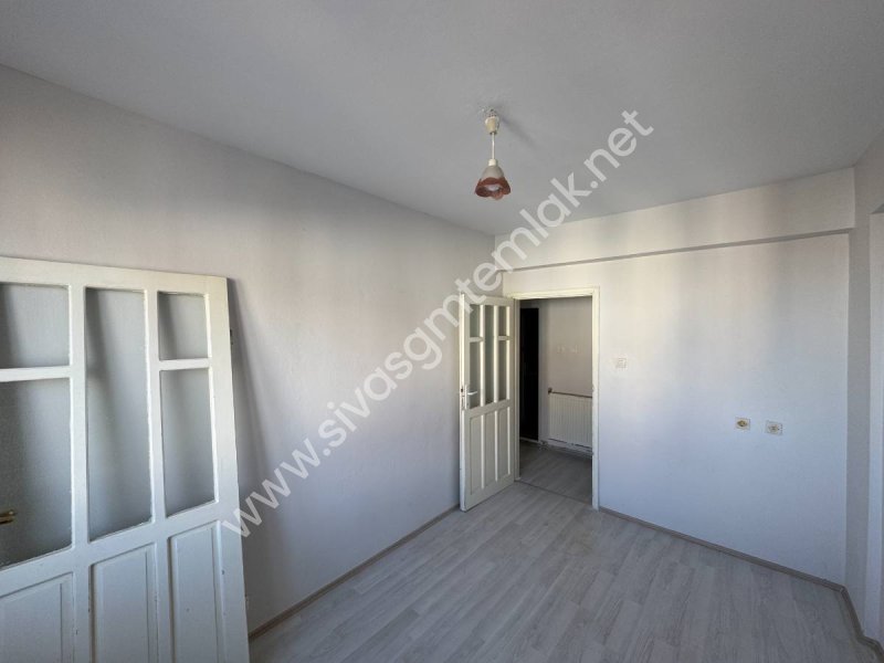 SİVAS GMT EMLAK'TAN ASYAKENTSİTESİ SATILIK 7.KAT 3+1 UYGUN DAİRE
