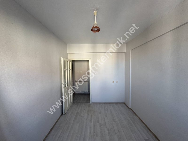 SİVAS GMT EMLAK'TAN ASYAKENTSİTESİ SATILIK 7.KAT 3+1 UYGUN DAİRE