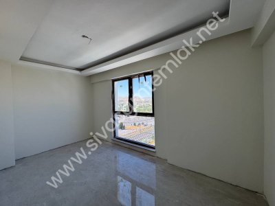 SİVAS GMT EMLAK MUHSİNYAZICIOĞLU BULVAR SATILIK 2+1 ARAKAT DAİRE