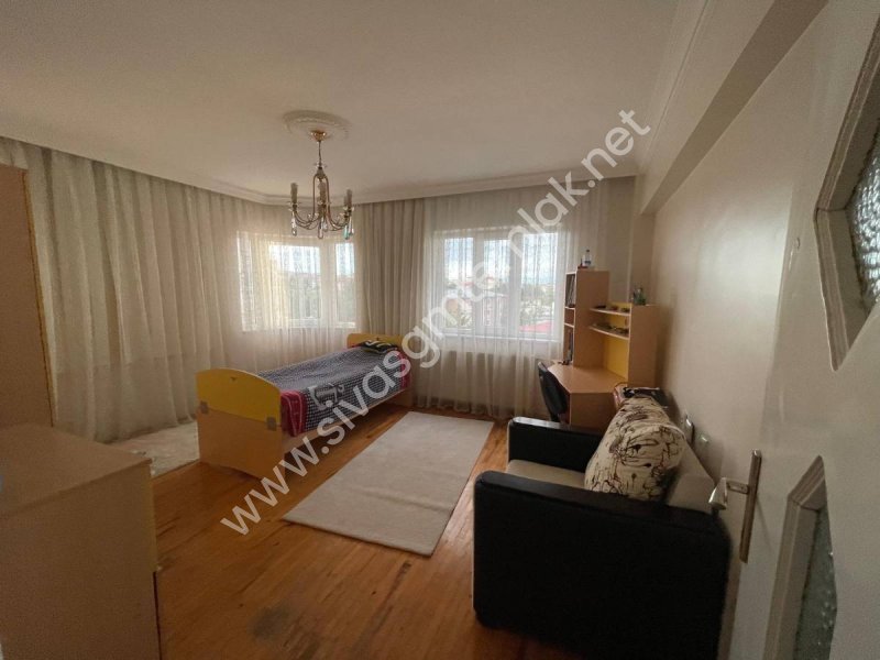 SİVAS GMT EMLAK'TAN AKADEMİ KENT SİTESİ SATILIK ARAKAT 3+1 DAİRE