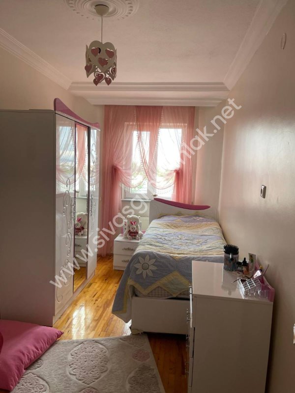 SİVAS GMT EMLAK'TAN AKADEMİ KENT SİTESİ SATILIK ARAKAT 3+1 DAİRE