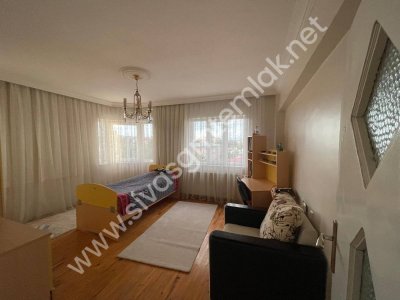 SİVAS GMT EMLAK'TAN AKADEMİ KENT SİTESİ SATILIK ARAKAT 3+1 DAİRE