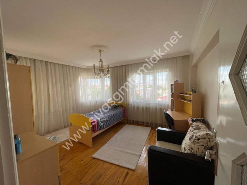 SİVAS GMT EMLAK'TAN AKADEMİ KENT SİTESİ SATILIK ARAKAT 3+1 DAİRE