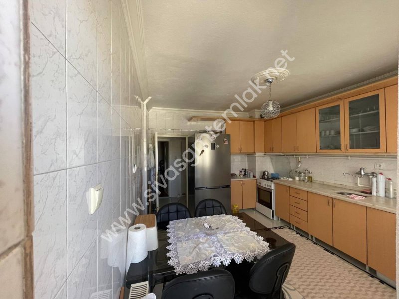 SİVAS GMT EMLAK'TAN AKADEMİ KENT SİTESİ SATILIK ARAKAT 3+1 DAİRE