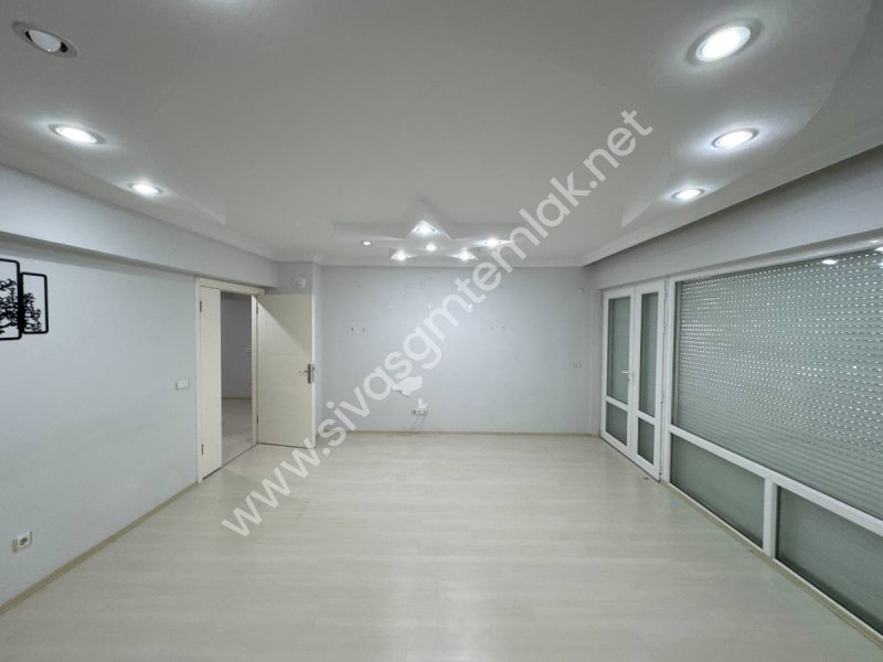 SİVAS GMT EMLAK'TAN İSTİKLALMAHALLESİ SATLIK 3.KATLI KOMPLE BİNA