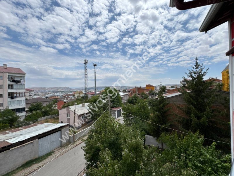SİVAS GMT EMLAK'TAN İSTİKLALMAHALLESİ SATLIK 3.KATLI KOMPLE BİNA
