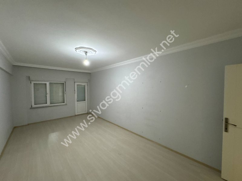 SİVAS GMT EMLAK'TAN İSTİKLALMAHALLESİ SATLIK 3.KATLI KOMPLE BİNA