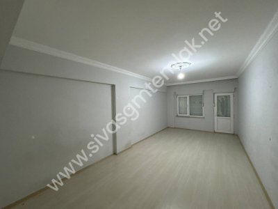 SİVAS GMT EMLAK'TAN İSTİKLALMAHALLESİ SATLIK 3.KATLI KOMPLE BİNA