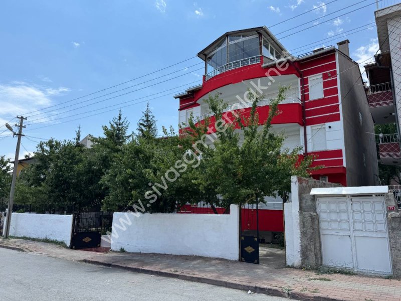 SİVAS GMT EMLAK'TAN İSTİKLALMAHALLESİ SATLIK 3.KATLI KOMPLE BİNA