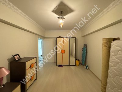 SİVAS GMT EMLAK'TAN İSTİKLALMAHALLESİ SATLIK 3.KATLI KOMPLE BİNA