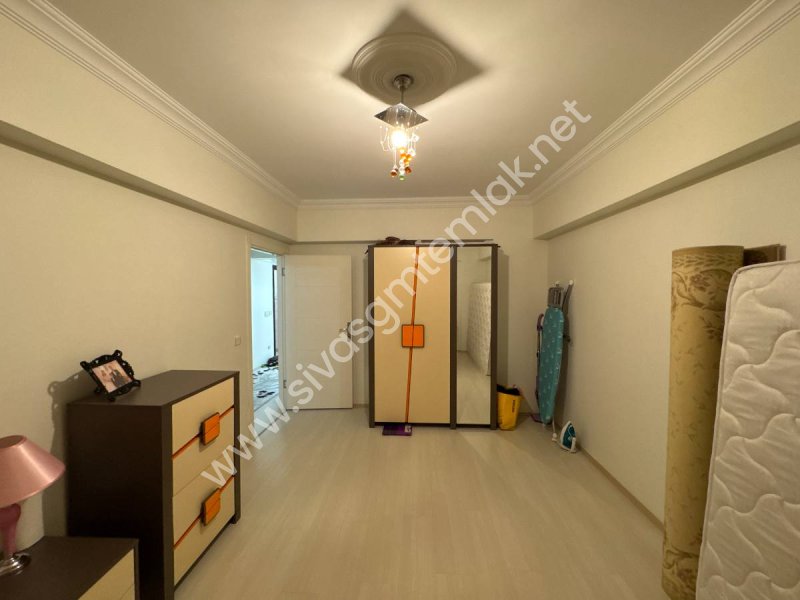 SİVAS GMT EMLAK'TAN İSTİKLALMAHALLESİ SATLIK 3.KATLI KOMPLE BİNA