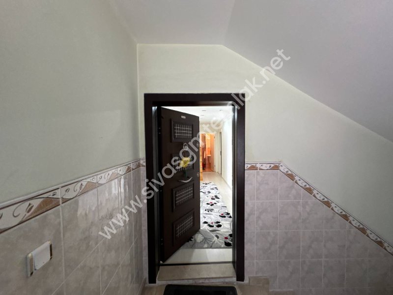 SİVAS GMT EMLAK'TAN İSTİKLALMAHALLESİ SATLIK 3.KATLI KOMPLE BİNA
