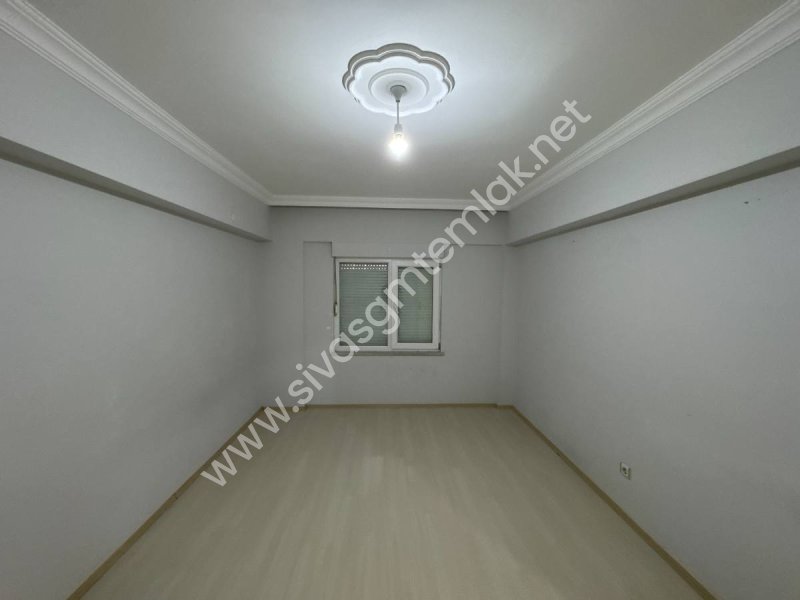 SİVAS GMT EMLAK'TAN İSTİKLALMAHALLESİ SATLIK 3.KATLI KOMPLE BİNA