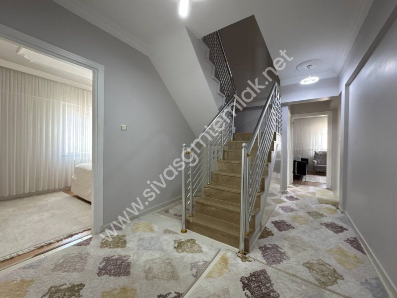 SİVAS GMT EMLAK'TAN HUZUR MAH ANACADDE SATILIK 5+1 DUBLEKS DAİRE