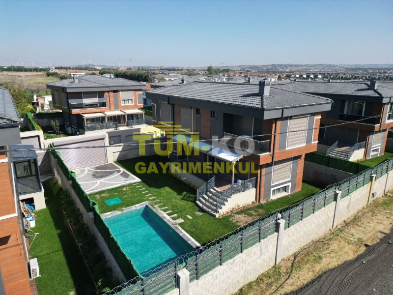 Silivri Kavaklı'da site içerisinde müstakil havuzlu villa