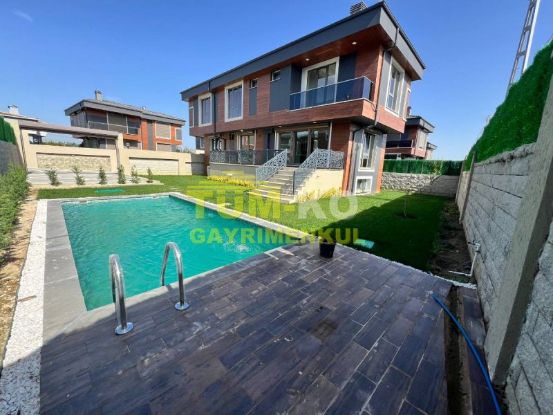 Silivri Kavaklı'da site içerisinde müstakil havuzlu villa