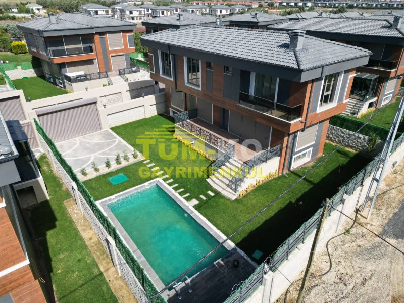 Silivri Kavaklı'da site içerisinde müstakil havuzlu villa